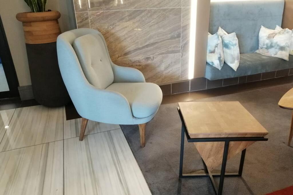 Regency Apartment Hotel Menlyn Pretoria Bagian luar foto