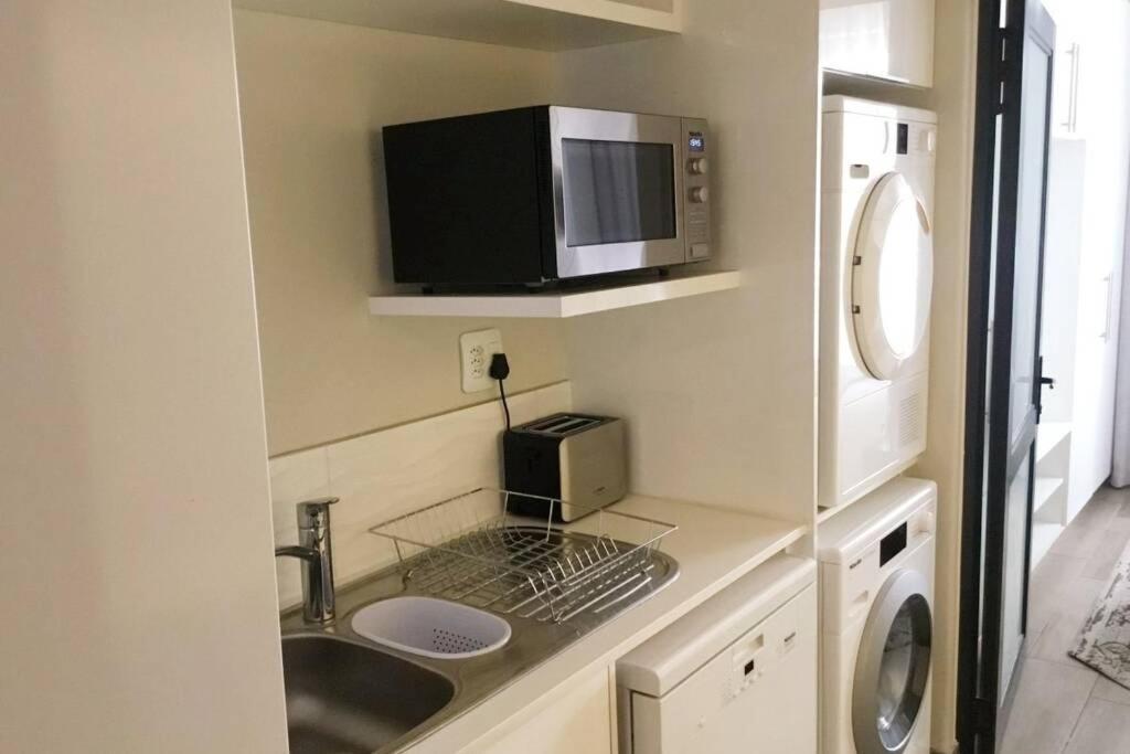 Regency Apartment Hotel Menlyn Pretoria Bagian luar foto